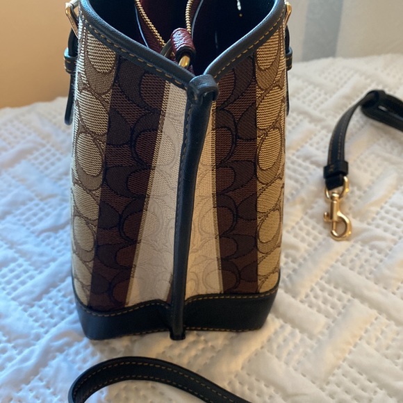 Coach Bag w/ removable strap - Picture 3 of 14